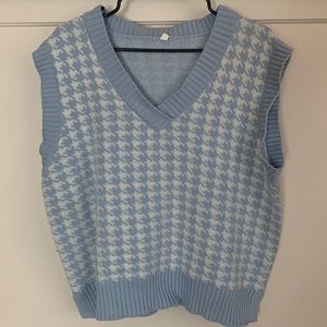 Blue patterned sweater vest size M